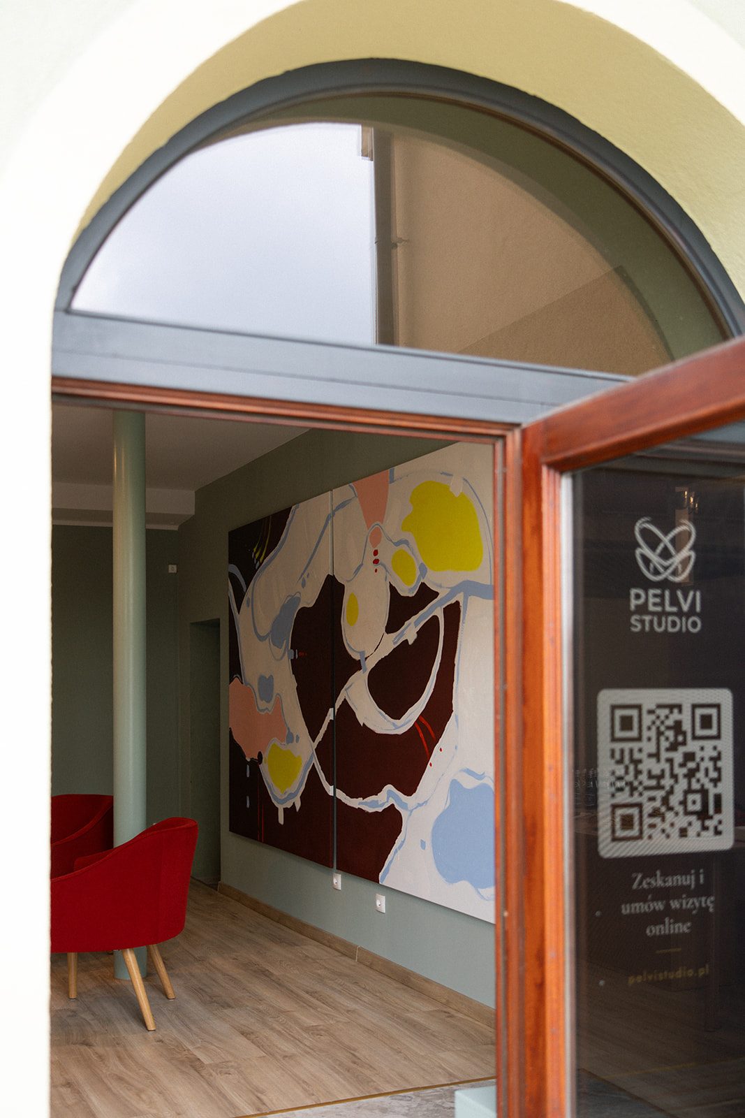 Wejście do PelviStudio z kodem QR do umówienia wizyty online